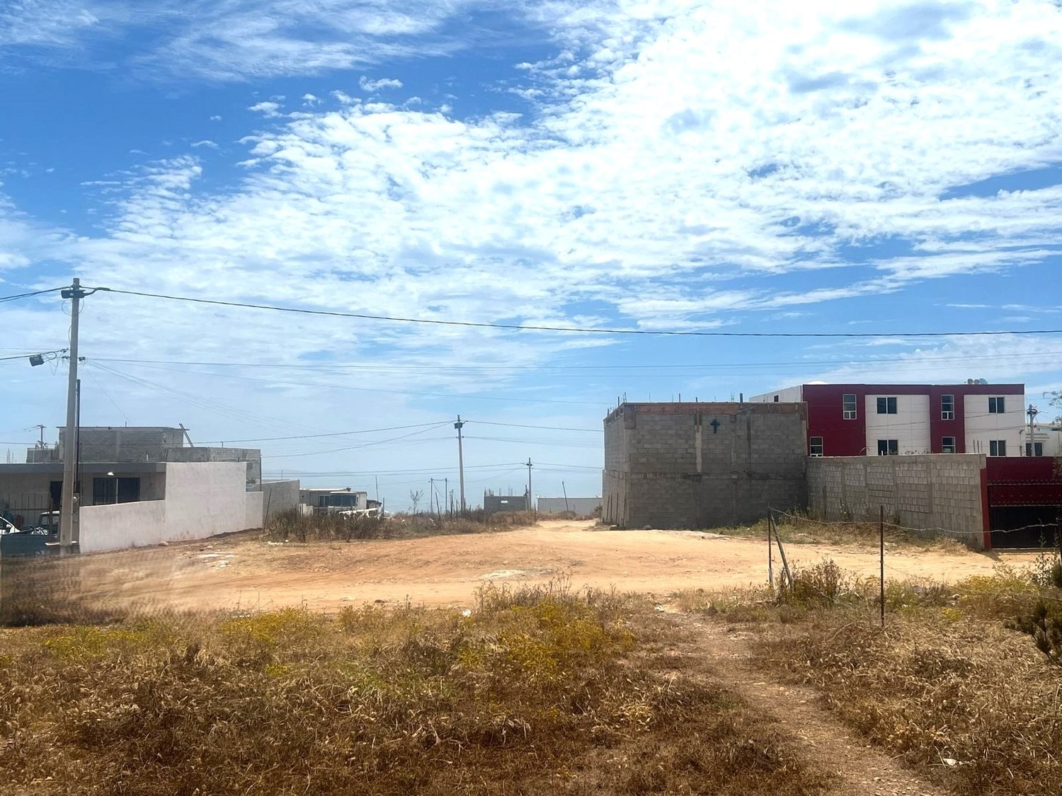 Vista del entorno y calle del terreno